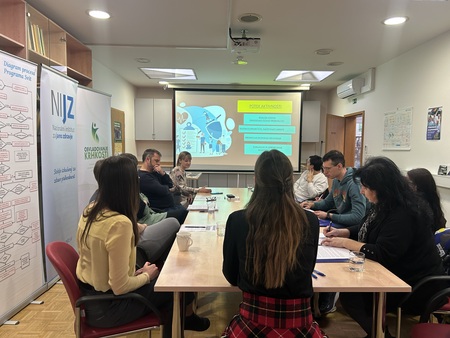 Z novinarji o delu v skupnosti, svincu, duševnem zdravju in alkoholu (3)